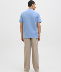 Polo azul hombre con detalles bordados