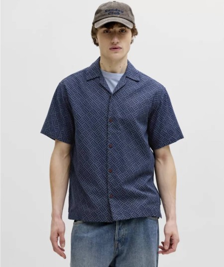 Camisa azul desfile hombre estampado moderno