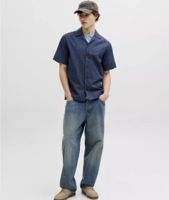 Camisa azul estampada hombre estilo casual elegante