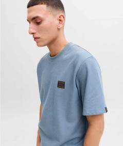 Camiseta azul hombre diseño básico moderno