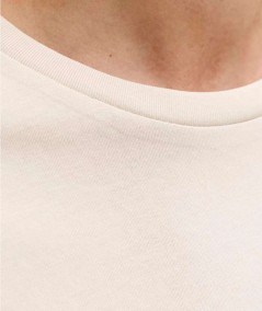 Camiseta beige básica ideal para looks diarios