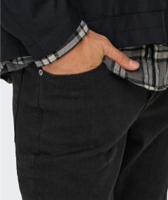 Jeans negros pernera ajustada moderno