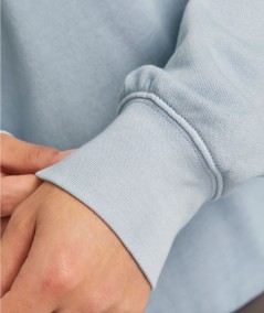 Sudadera azul cómoda para uso diario