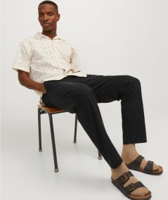 Pantalón negro look casual masculino