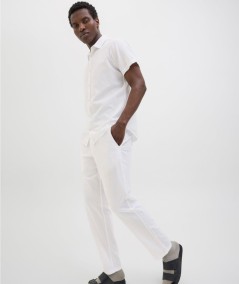 Pantalón blanco look casual masculino