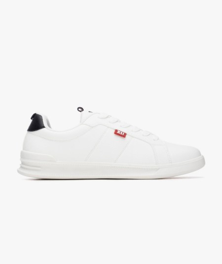 Zapatillas blancas hombre XTI cómodas en España