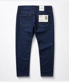 Vaqueros azul oscuro hombre estilo casual elegante España