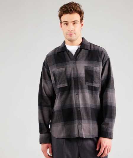 Camisa de cuadros con cuello inglés y bolsillo en el pecho