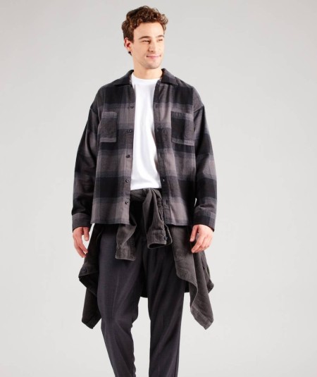 Camisa de cuadros con cuello inglés y bolsillo en el pecho