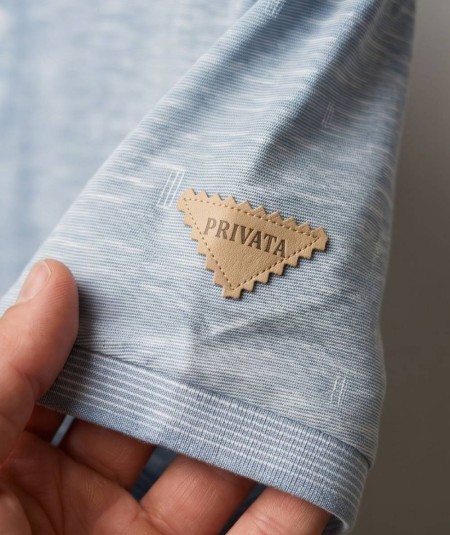 Polo Privata azul sublimado para hombre en algodón y poliéster. Cómodo, moderno y perfecto para verano.