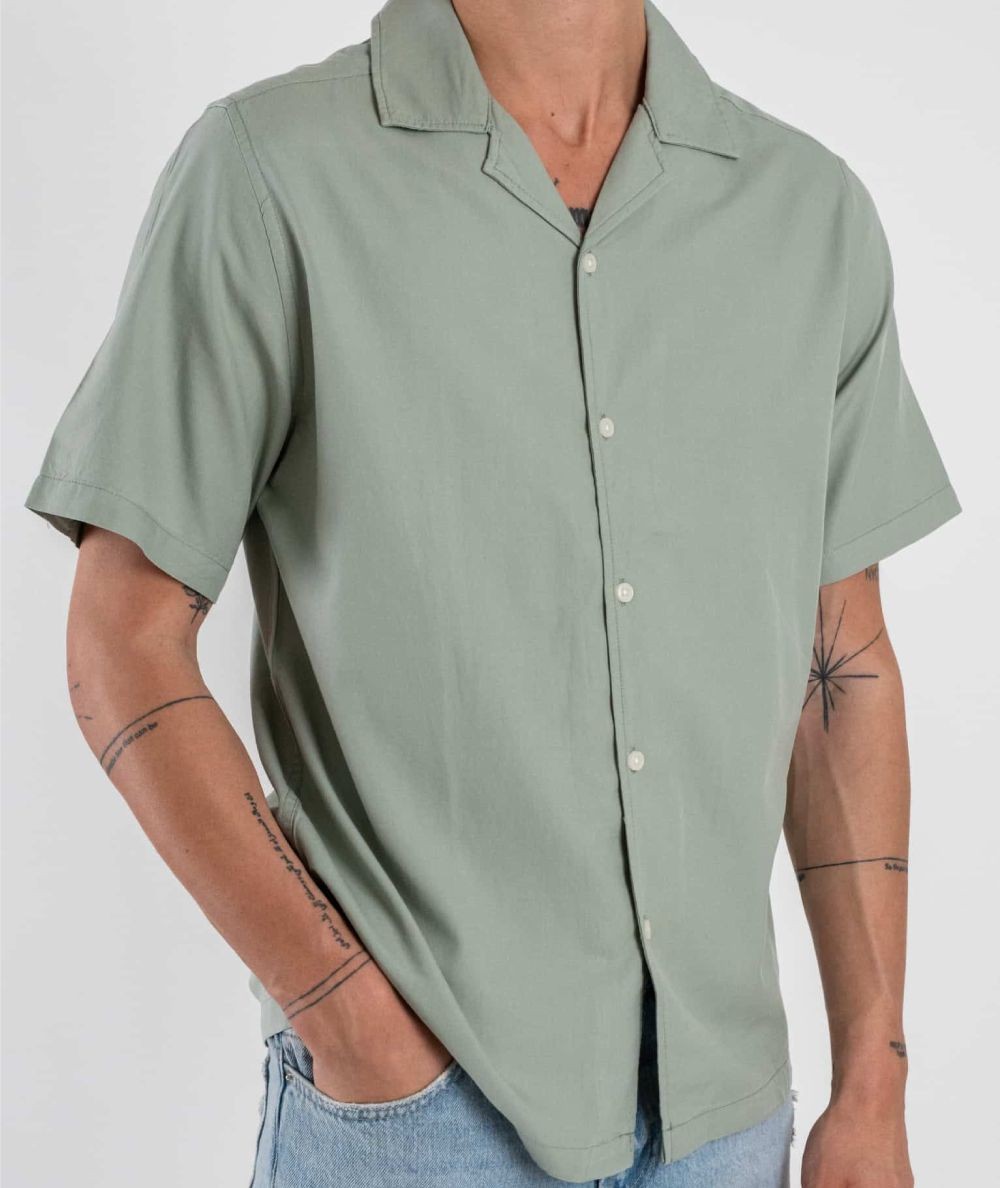 Camisa de manga corta para hombre Only and Sons 22033778 en algodón y modal con cuello resort color ratán ideal para looks casu