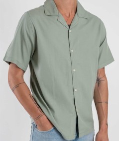 Camisa de manga corta para hombre Only and Sons 22033778 en algodón y modal con cuello resort color ratán ideal para looks casu