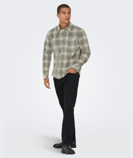 Camisa de pana para hombre Only & Sons 22035776 confeccionada en 100% algodón, con manga larga, cuello camisero, cierre de boto