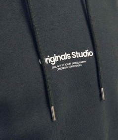 Sudadera con capucha para hombre Jack & Jones 12241687 confeccionada en 70% algodón y 30% poliéster, con corte holgado, manga l