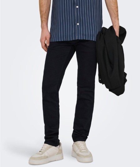 Jeans slim para hombre Only & Sons LOOM 22038107 de tiro bajo y tejido denim superelástico con acabado índigo oscuro.