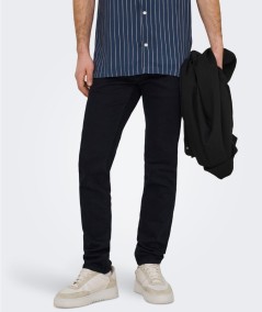 Jeans slim para hombre Only & Sons LOOM 22038107 de tiro bajo y tejido denim superelástico con acabado índigo oscuro.