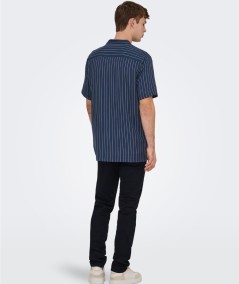 Jeans slim para hombre Only & Sons LOOM 22038107 de tiro bajo y tejido denim superelástico con acabado índigo oscuro.