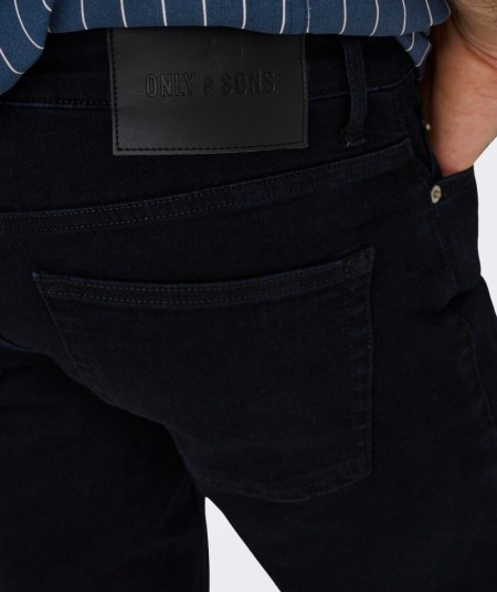 Jeans slim para hombre Only & Sons LOOM 22038107 de tiro bajo y tejido denim superelástico con acabado índigo oscuro.