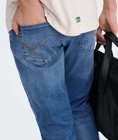 Jeans regular para hombre Only & Sons 22036817 en denim elástico de algodón con acabado claro y efecto desgastado.