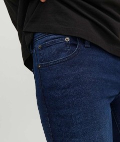 Jeans slim para hombre Jack & Jones GLENN 12237358 en denim azul oscuro con cintura baja, pernera cónica y cierre de botones.
