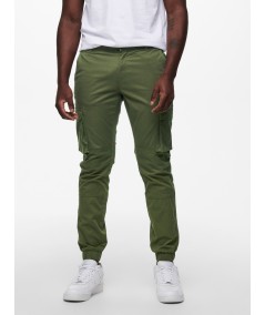Pantalón cargo de hombre en color kaki con bolsillos laterales y bajos elásticos