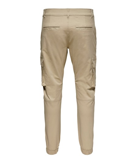 Pantalón casual cargo en tono camel con bolsillos laterales funcionales