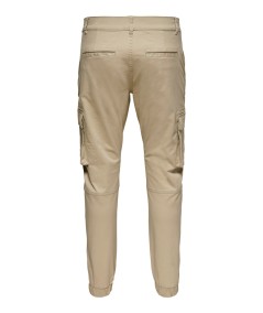 Pantalón casual cargo en tono camel con bolsillos laterales funcionales