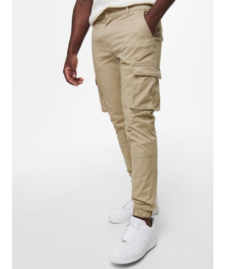 Pantalón cargo tono tierra camel con bajos elásticos y estilo urbano