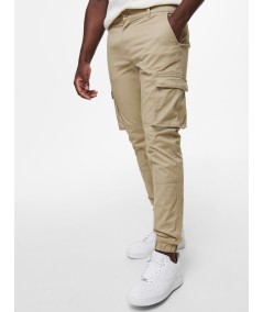 Pantalón cargo tono tierra camel con bajos elásticos y estilo urbano